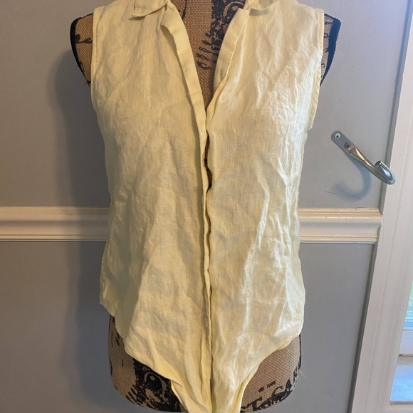 Tommy Bahama yellow sleeveless button down blouse - Picture 2 of 4